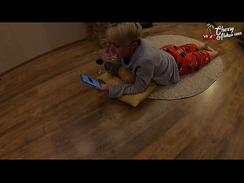 ❤️ 瘋狂的金發女郎吸吮巨大的雞巴並在上面彈跳 - 肛交 ☑ 色情 在我們 ❌️❤